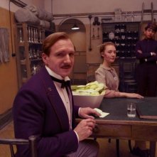 The Grand Budapest Hotel: Ralph Fiennes, Saoirse Ronan e Tony Revolori insieme in scena
