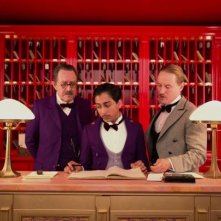 The Grand Budapest Hotel: Tony Revolori e Owen Wilson dietro il banco della reception