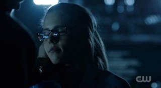 Arrow: Emily Bett Rickards in una scena dell'episodio della stagione 2, Time of Death
