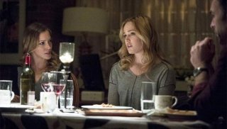 Arrow: Katie Cassidy e Caity Lotz in una scena dell'episodio della stagione 2, Time of Death