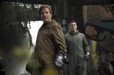 Godzilla: Bryan Cranston e Aaron Taylor-Johnson in una scena