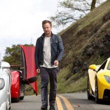 Need for Speed: Aaron Paul cammina tra le auto in una scena del film