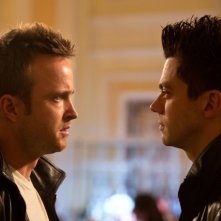 Need for Speed: Dominic Cooper e Aaron Paul faccia a faccia in una scena del film
