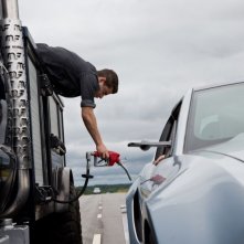 Need for Speed: Rami Malek in una rocambolesca scena del film