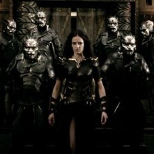 300 - L'alba di un impero, Eva Green circondata da soldati nei panni di Artemisia