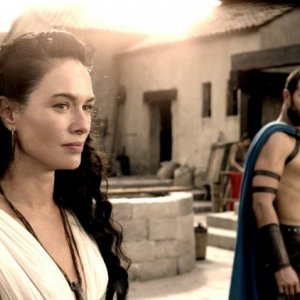 300 - L'alba di un impero: Lena Headey con Sullivan Stapleton in una scena del film