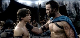 300 - L'alba di un impero: Sullivan Stapleton e Jack O'Connell in una scena