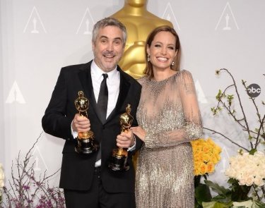 Oscar 2014: due Oscar e una foto con Angelina Jolie per il regista di Gravity Alfonso Cuarón