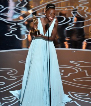 Oscar 2014 - Lupita Nyong'o con la statuetta vinta per 12 anni schiavo
