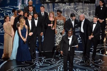 Oscar 2014: produttori e cast di 12 anni schiavo ricevono il premio per il miglior film