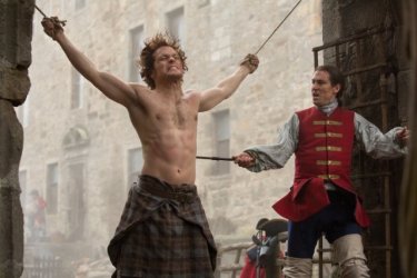 Outlander: Tobias Menzies e Sam Heughan in una scena