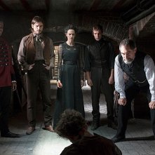 Penny Dreadful: Danny Sapani, Josh Hartnett, Eva Green, Harry Treadaway e Timothy Dalton in una scena