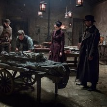 Penny Dreadful: Josh Hartnett, Eva Green, Harry Treadaway e Timothy Dalton in una scena