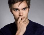 Nicholas Hoult, agente musicale senza scrupoli in Kill Your friends
