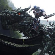 Transformers: Age of Extinction: robot contro dinosauri in una spettacolare scena