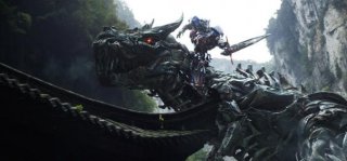 Transformers: Age of Extinction: robot contro dinosauri in una spettacolare scena