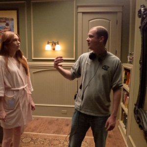 Oculus: Karen Gillan e il regista Mike Flanagan preparano una scena
