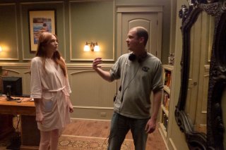 Oculus: Karen Gillan e il regista Mike Flanagan preparano una scena