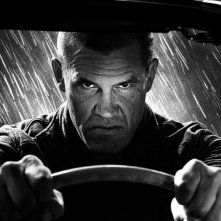 Sin City - Una donna per cui uccidere: un primo piano di Josh Brolin al volante