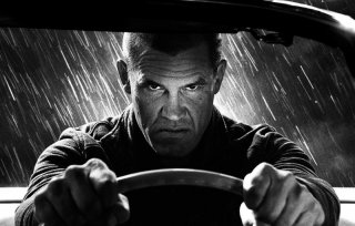 Sin City - Una donna per cui uccidere: un primo piano di Josh Brolin al volante