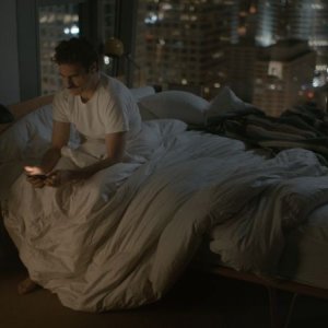 Lei: Joaquin Phoenix augura la buonanotte alla sua amata in una scena del film