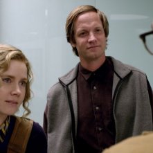 Lei: Joaquin Phoenix (di spalle) con Amy Adams e Matt Letscher in una scena del film