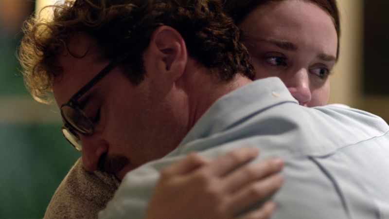 Lei Joaquin Phoenix E Rooney Mara Si Abbracciano Durante Un Flashback Del Film 300848