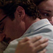 Lei: Joaquin Phoenix e Rooney Mara si abbracciano durante un flashback del film