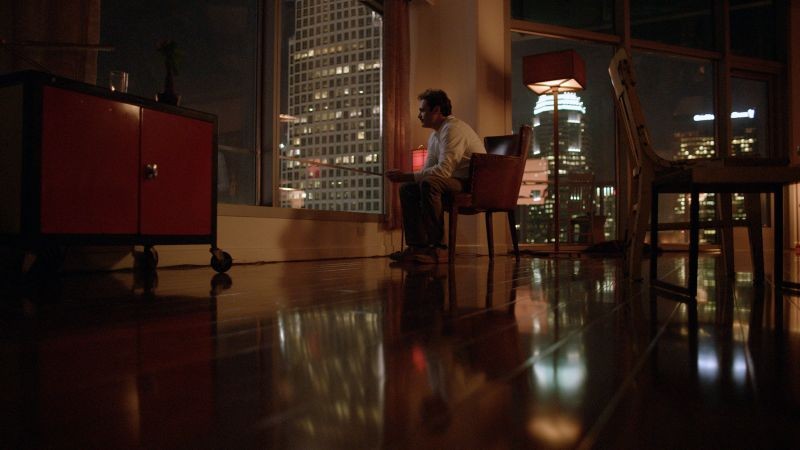 Lei Joaquin Phoenix Guarda Il Panorama Dalla Finestra In Una Scena Del Film 300843