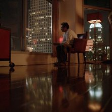 Lei: Joaquin Phoenix guarda il panorama dalla finestra in una scena del film