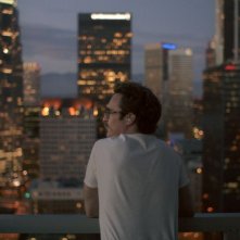 Lei: Joaquin Phoenix guarda lo skyline di Los Angeles in una scena del film