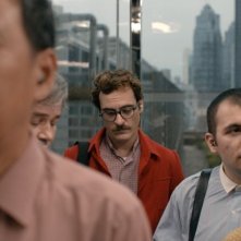 Lei: Joaquin Phoenix in un ascensore affollato in una scena del film