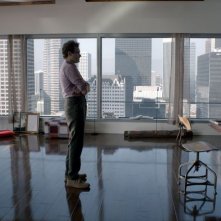 Lei: Joaquin Phoenix nella solitudine del suo appartamento in una scena del film