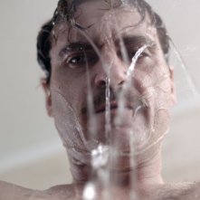Lei: Joaquin Phoenix riflette sotto la doccia in una scena del film
