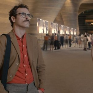 Lei: Joaquin Phoenix solo coi suoi pensieri in una scena del film