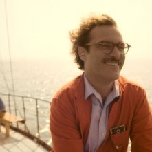 Lei: Joaquin Phoenix spensierato in barca in una scena del film
