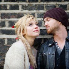 Non buttiamoci giù: Aaron Paul e Imogen Poots in una scena del film