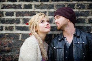 Non buttiamoci giù: Aaron Paul e Imogen Poots in una scena del film