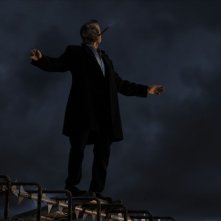 Non buttiamoci giù: Pierce Brosnan, aspirante suicida, si regala un ultimo piacere