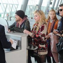 Non buttiamoci giù: Pierce Brosnan con Toni Collette, Aaron Paul e Imogen Poots al check-in