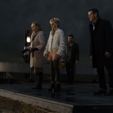 Non buttiamoci giù: Pierce Brosnan con Toni Collette, Aaron Paul e Imogen Poots in una scena del film