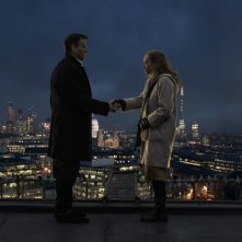 Non buttiamoci giù: Pierce Brosnan con Toni Collette, aspiranti suicidi, in una scena del film