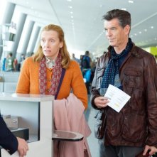 Non buttiamoci giù: Pierce Brosnan e Toni Collette in una scena del film
