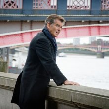 Non buttiamoci giù: Pierce Brosnan in un momento del film