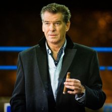 Non buttiamoci giù: Pierce Brosnan si abbandona al piacere del sigaro in una scena