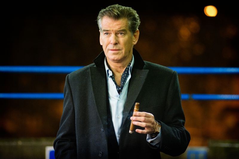 Non buttiamoci giù: Pierce Brosnan si abbandona al piacere del sigaro in una scena