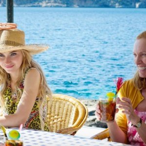 Non buttiamoci giù: Toni Collette e Imogen Poots in una scena