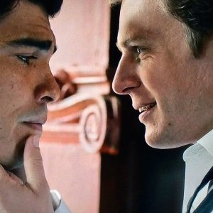 Raúl Castillo e Jonathan Groff in 'Looking for a Plus One' episodio della prima stagione di Looking