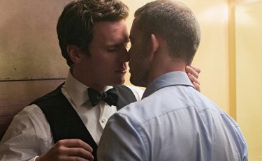 Jonathan Groff e Russell Tovey in 'Looking for a Plus One' episodio della prima stagione di Looking
