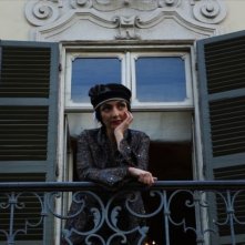 Registe - dialogando su una lametta: Maria de Medeiros in una scena del docu-film diretto da Diana Dell'Erba